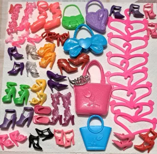Lotto accessori Barbie: borse e scarpe 35 pezzi