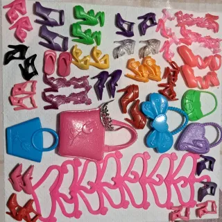 Lotto accessori Barbie: borse e scarpe 35 pezzi