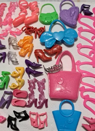 Lotto accessori Barbie: borse e scarpe 35 pezzi