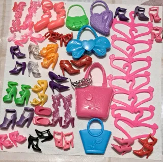 Lotto accessori Barbie: borse e scarpe 35 pezzi