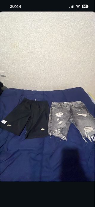 Pantalones cortos Nike negros 5€ y vaqueros 10€