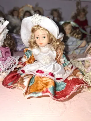 Lotto di 20 Mini Bambole in Porcellana Biscuit Vintage