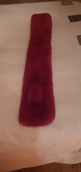 Cuello postizo de pelo sintético rojo