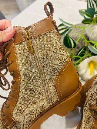 Botas guess  Marrones y Doradas