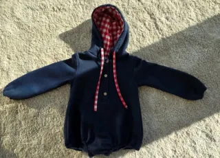 Pelele bebé con capucha