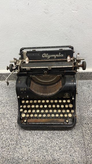 Máquina de escribir Olympia antigua
