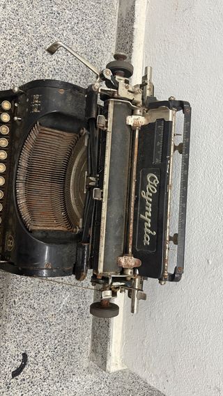 Máquina de escribir Olympia antigua