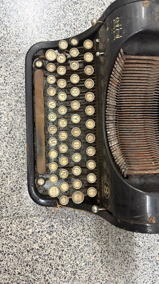 Máquina de escribir Olympia antigua