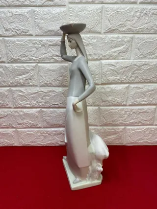Figura posible Lladro Mujer con Cabra