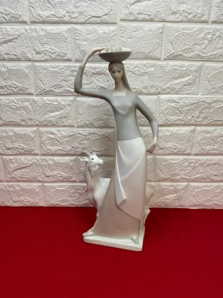 Figura posible Lladro Mujer con Cabra