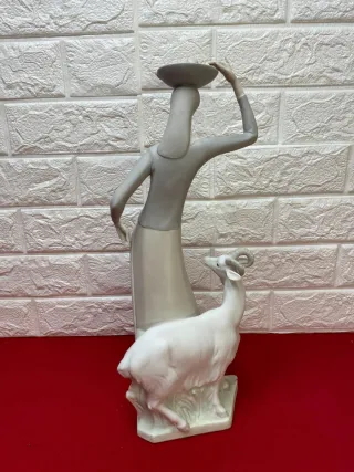 Figura posible Lladro Mujer con Cabra