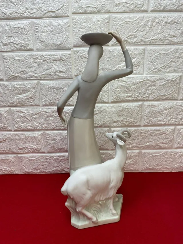 Figura posible Lladro Mujer con Cabra