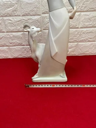 Figura posible Lladro Mujer con Cabra