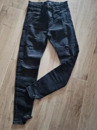 3 pantalones tejanos. Stradivarius