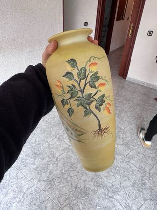 Jarrón decorativo floral amarillo