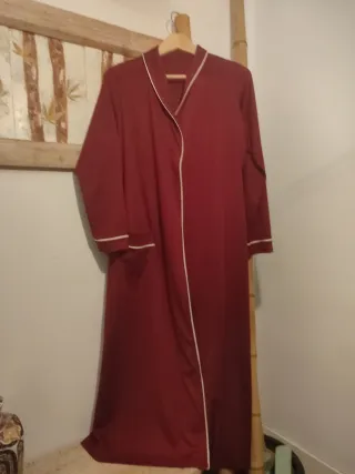 Bata roja con ribete blanco