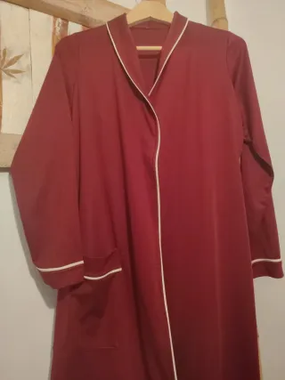 Bata roja con ribete blanco