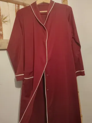 Bata roja con ribete blanco