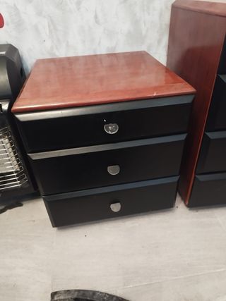 Mueble de madera y cajones