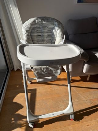 Trona de bebé con funda a rayas