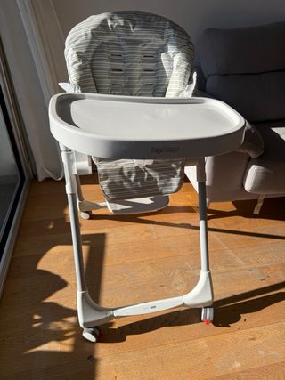 Trona de bebé con funda a rayas