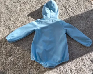 Pelele bebé azul con capucha