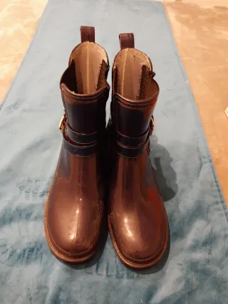 Botas de lluvia azules con hebilla