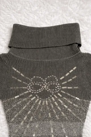 Vestido de punto gris con detalles brillantes