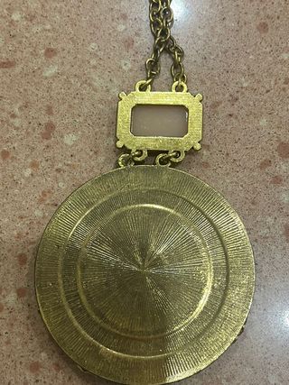 Collar dorado con colgante de piedras