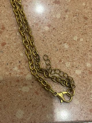 Collar dorado con colgante de piedras