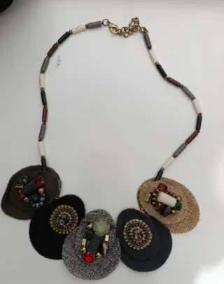 Collar artesanal con cuentas y apliques