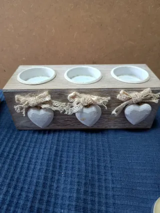 Adorno de madera y cristal con corazones