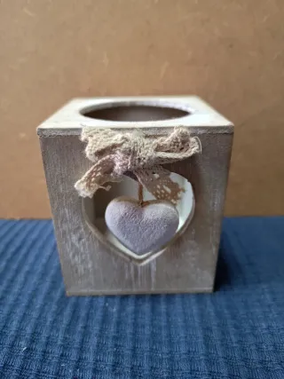 Adorno de madera y cristal con corazones