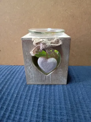 Adorno de madera y cristal con corazones