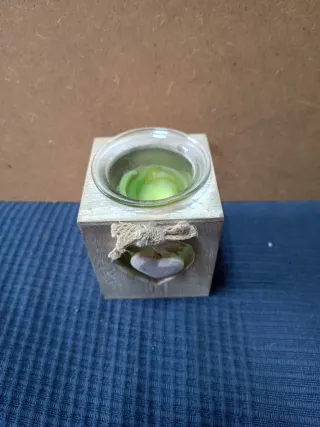 Adorno de madera y cristal con corazones