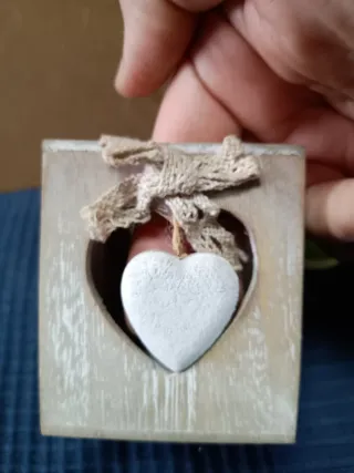 Adorno de madera y cristal con corazones
