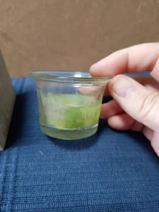 Adorno de madera y cristal con corazones