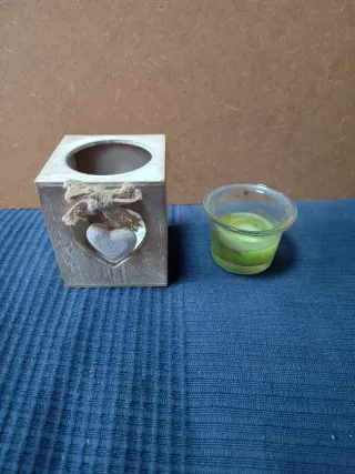 Adorno de madera y cristal con corazones