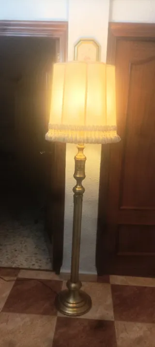 Lámpara de pie de latón y tela