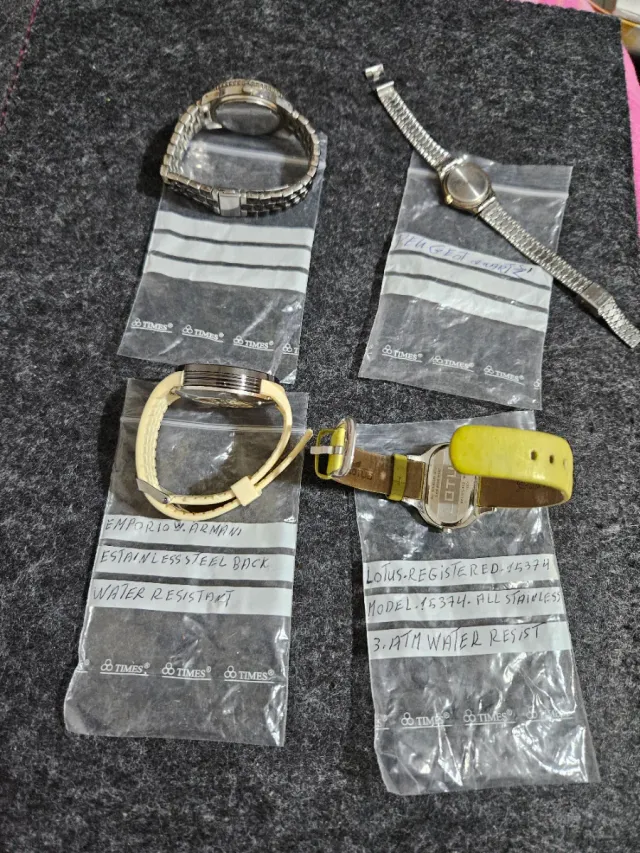 Lote 4 Relojes Emporio Armani, Lotus