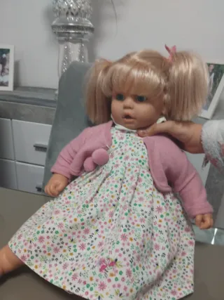 Muñeca rubia con vestido floral