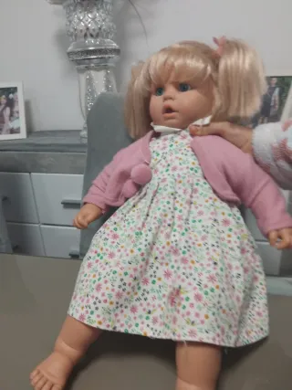 Muñeca rubia con vestido floral