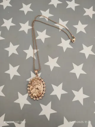 Collar dorado con colgante ovalado