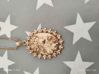 Collar dorado con colgante ovalado