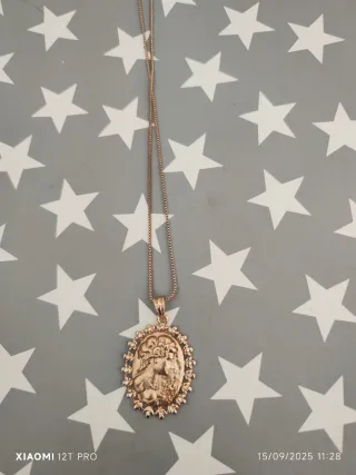 Collar dorado con colgante ovalado