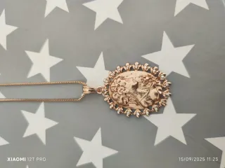 Collar dorado con colgante ovalado