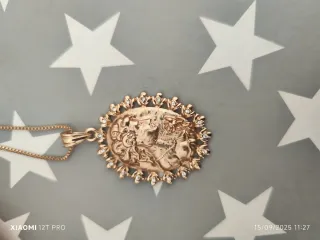 Collar dorado con colgante ovalado