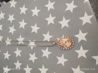 Collar dorado con colgante ovalado