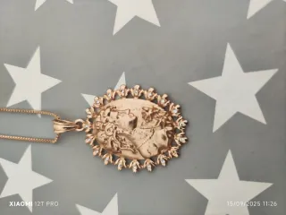 Collar dorado con colgante ovalado