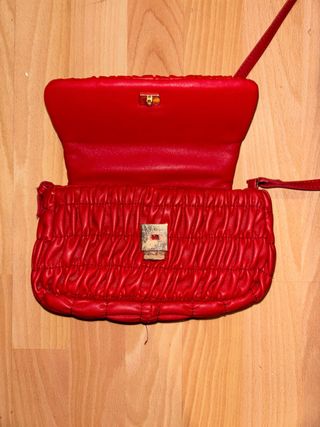 Bolso rojo fruncido